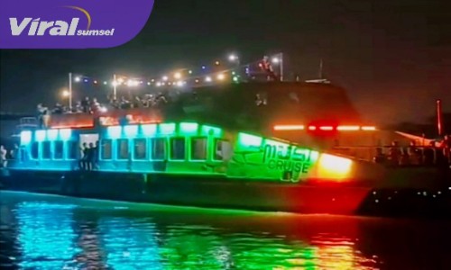 Kapal Musi Cruise Saat Mengangkut Penumpang yang merayakan Tahun Baru 2025. Foto : Viralsumsel/Nto