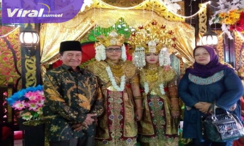 H. Kaharuddin Aziz dan istri Yola yolanda saat menghadiri pernikahan nampak masih sehat dan selalu tersenyum. Meski usia telah menginjak 90 Tahun. Foto : Viralsumsel/Nto