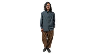 Smart Casual: Gaya Kemeja Bodypack yang Elegan dan Nyaman untuk Kantor. Foto: viralsumsel.com