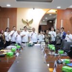 Sekda Sumsel Drs H Edward Candra MH menerima audiensi Tim Investor/ Mitra Jepang GPDJ dan Indonesia-Japan Business Network di Ruang Rapat Gubernur Sumsel, Rabu (22/1/2025). Foto : viralsumsel.com /win