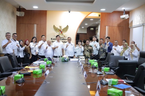 Sekda Sumsel Drs H Edward Candra MH menerima audiensi Tim Investor/ Mitra Jepang GPDJ dan Indonesia-Japan Business Network di Ruang Rapat Gubernur Sumsel, Rabu (22/1/2025). Foto : viralsumsel.com /win