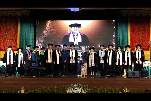 BINUS UNIVERSITY Kukuhkan Guru Besar Bidang Pengembangan Sistem Informasi: Bukti Komitmen BINUS Mendukung Riset dan Inovasi di Era Digital. Foto : viralsumsel.com