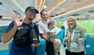 KAI Pastikan Layanan Optimal Selama Libur Panjang, Dirut KAI Sapa Pelanggan di Kereta Joglosemarkerto. Foto: viralsumsel.com