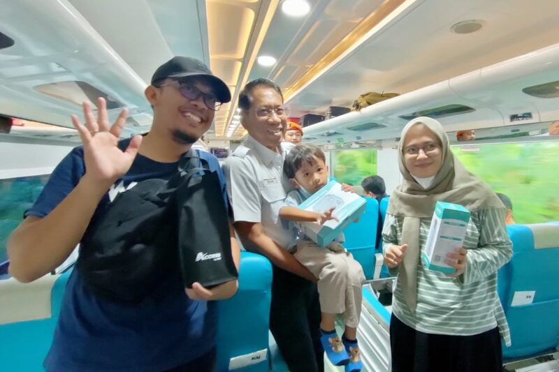 KAI Pastikan Layanan Optimal Selama Libur Panjang, Dirut KAI Sapa Pelanggan di Kereta Joglosemarkerto. Foto: viralsumsel.com