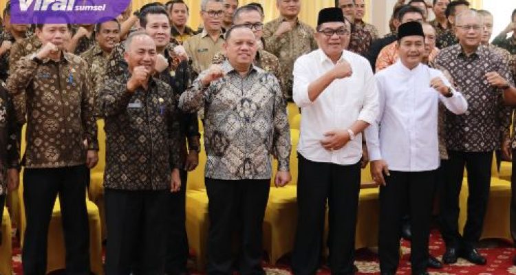 Bupati dan Wakil Bupati terpilih dalam Pilkada Serentak 2024, M Toha dan Kyai Rohman, menggelar rapat staf pertama mereka di Guest House Griya Bumi Serasan Sekate pada Jumat (31/1/2025). Foto : viralsumsel.com /dev