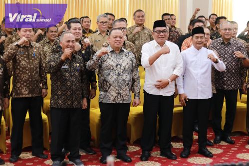 Bupati dan Wakil Bupati terpilih dalam Pilkada Serentak 2024, M Toha dan Kyai Rohman, menggelar rapat staf pertama mereka di Guest House Griya Bumi Serasan Sekate pada Jumat (31/1/2025). Foto : viralsumsel.com /dev
