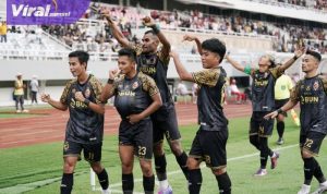 Selebrasi para pemain Sriwijaya FC usai cetak gol ke gawang Persikota Tangerang di Stadion Gelora Sriwijaya, Jakabaring, Palembang, Selasa (4/2/2025). Foto : jabdillah25 /viralsumsel.com