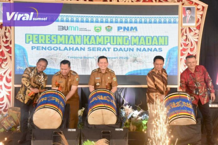 Penjabat (Pj) Gubernur Sumatera Selatan (Sumsel) Elen Setiadi, S.H., M.S.E meresmikan kampung Madani pengolahan serat daun nanas di desa Tanjung Bunut, Kecamatan Belida Darat, Kabupaten Muara Enim,  Selasa (4/2/2025) pagi. Foto : viralsumsel.com /win