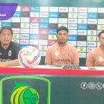 Pelatih Kepala PSMS Medan Nil Maizar bersama gelandang Rahmad Hidayat dalam sesi jumpa pers sebelum pertandingan. Foto : mosfc