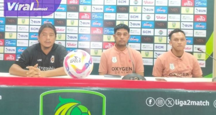 Pelatih Kepala PSMS Medan Nil Maizar bersama gelandang Rahmad Hidayat dalam sesi jumpa pers sebelum pertandingan. Foto : mosfc