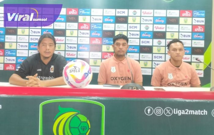 Pelatih Kepala PSMS Medan Nil Maizar bersama gelandang Rahmad Hidayat dalam sesi jumpa pers sebelum pertandingan. Foto : mosfc