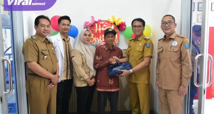 Pj Bupati OKI, Asmar Wijaya meninjau pelaksanaan program CKG di Puskesmas Pematang Panggang IV, Desa Sumbu Sari, Kecamatan Mesuji Raya, Kabupaten OKI, Senin (10/2). Foto : viralsumsel.com /zep