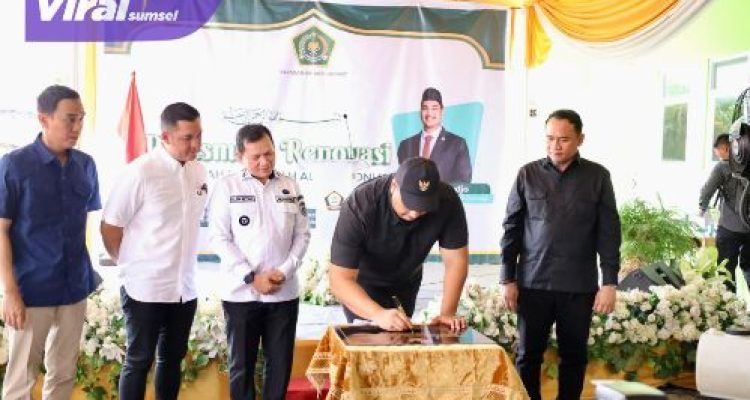 enteri Pemuda dan Olahraga (Menpora) RI, Dito Ariotedjo, bersama Penjabat (Pj) Gubernur Sumatera Selatan, Elen Setiadi, meresmikan renovasi Madrasah Ibtidaiyah Al Wathoniyah di Jalan KH. Azhari, Kecamatan Seberang Ulu I, Kota Palembang, pada Rabu (12/5/2025). Foto : viralsumsel.com /zep