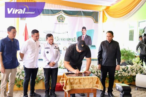 enteri Pemuda dan Olahraga (Menpora) RI, Dito Ariotedjo, bersama Penjabat (Pj) Gubernur Sumatera Selatan, Elen Setiadi, meresmikan renovasi Madrasah Ibtidaiyah Al Wathoniyah di Jalan KH. Azhari, Kecamatan Seberang Ulu I, Kota Palembang, pada Rabu (12/5/2025). Foto : viralsumsel.com /zep