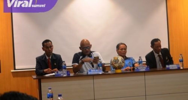 Dalam acara Match Coordinator Meeting (MCM) yang digelar di Hotel Majestic, Palembang, pada Minggu, 16 Februari 2025, Sekretaris Umum (Sekum) Asosiasi Provinsi (Asprov) PSSI Sumsel, AKBP Purn H Syahril Musa, SH, mewakili Ketua Umum Asprov PSSI Sumsel, Ir H Ucok Hidayat. Foto : viralsumsel.com /asa