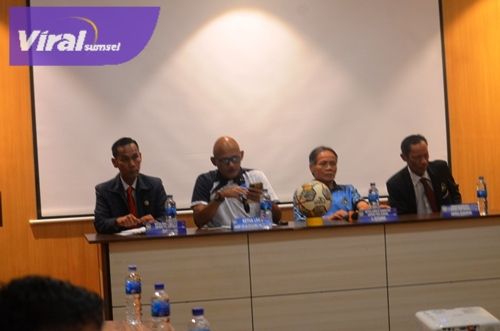 Dalam acara Match Coordinator Meeting (MCM) yang digelar di Hotel Majestic, Palembang, pada Minggu, 16 Februari 2025, Sekretaris Umum (Sekum) Asosiasi Provinsi (Asprov) PSSI Sumsel, AKBP Purn H Syahril Musa, SH, mewakili Ketua Umum Asprov PSSI Sumsel, Ir H Ucok Hidayat. Foto : viralsumsel.com /asa
