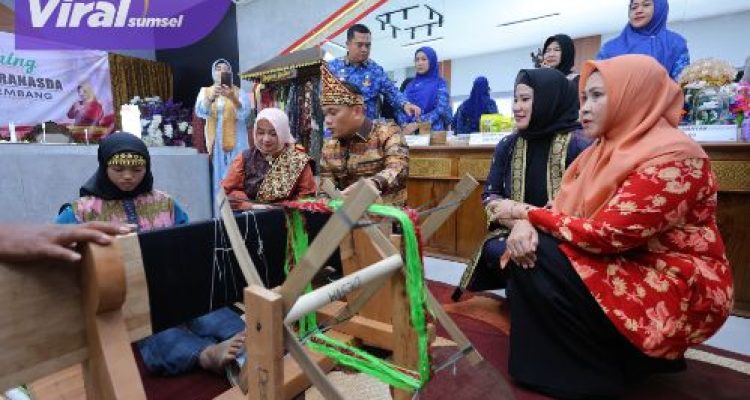 Dukung IKM Palembang, Pj Walikota Palembang Cheka Virgowansyah Ajak ASN Gunakan Tanjak Seminggu Sekali. Foto : viralsumsel.com /nto