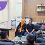 Anggota DPRD OI : Perbaikan Jalan Rusak Dijanjikan Dimulai Pasca Lebaran. Foto : viralsumsel.com /jun