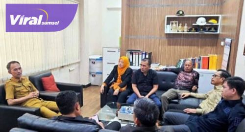Anggota DPRD OI : Perbaikan Jalan Rusak Dijanjikan Dimulai Pasca Lebaran. Foto : viralsumsel.com /jun