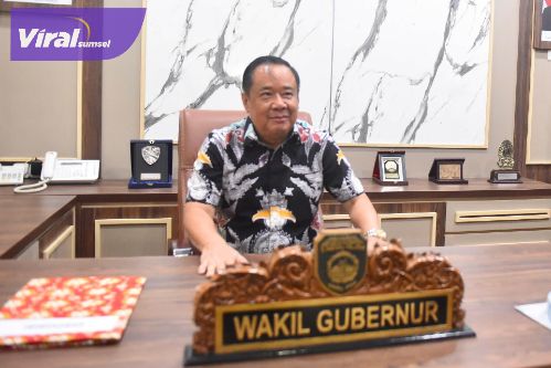 Cik Ujang Merasa Terharu Bisa Menempati Ruang Kerja Wakil Gubernur Sumsel. Foto : viralsumsel.com /win