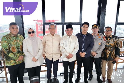 Ketua MPR Ahmad Muzani Nikmati Lokasi Wisata Menara Ampera : Rasanya Deg-deg Byarr. Foto : viralsumsel.com /nto