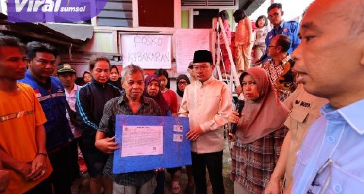Wakil Walikota Palembang Prima Salam Kunjungi Warga Terkena Musibah Kebakaran, Wacanakan Hdrant Tiap Kampung. Foto : viralsumsel.com /nto