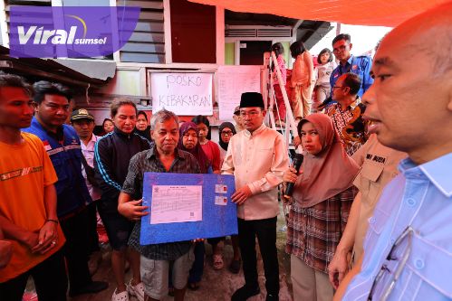 Wakil Walikota Palembang Prima Salam Kunjungi Warga Terkena Musibah Kebakaran, Wacanakan Hdrant Tiap Kampung. Foto : viralsumsel.com /nto