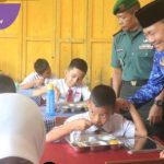 Pj Wali Kota Prabumulih Resmi Luncurkan Program Makan Gratis di Prabumulih Timur. Foto : viralsumsel.com /ril