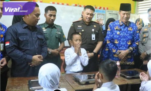 Launching Program Makan Gratis di Prabumulih Timur, Ribuan Siswa Mulai Menikmati Makanan Bergizi. Foto : viralsumsel.com /ril