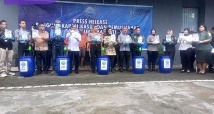 Toni Blerr Ditangkap! Bandar Sabu Asal Muba Sempat Kabur Lompat Pagar, 15 Kg Sabu Premium Bertanda Barcode Disita. Foto : viralsumsel.com /nto