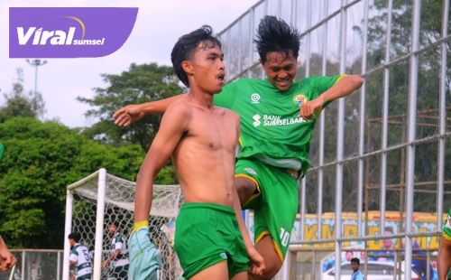 Aliff Ahmad Rayhan bomber PS Palembang selebrasi saat cetak gol ke gawang Bumara FC pada laga leg pertama final Liga 4 Sumsel di Lapangan Baseball, Palembang, Selasa, (25/2/2025). Foto : viralsumsel.com /asa
