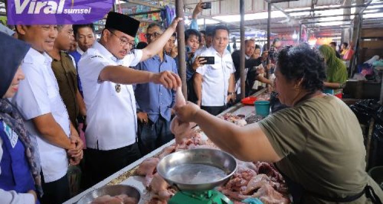 Harga Sembako di Palembang Stabil Jelang Ramadan, Wawako Prima Salam Sambangi Pasar Sekip. Foto : viralsumsel.com /nto