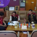 Tim penyidik pidsus kejati sumsel didampingi kasi pidsus kejari banyuasin saat geledah Kantor Dinas PUPR Banyuasin. Foto : Nto/Viralsumsel