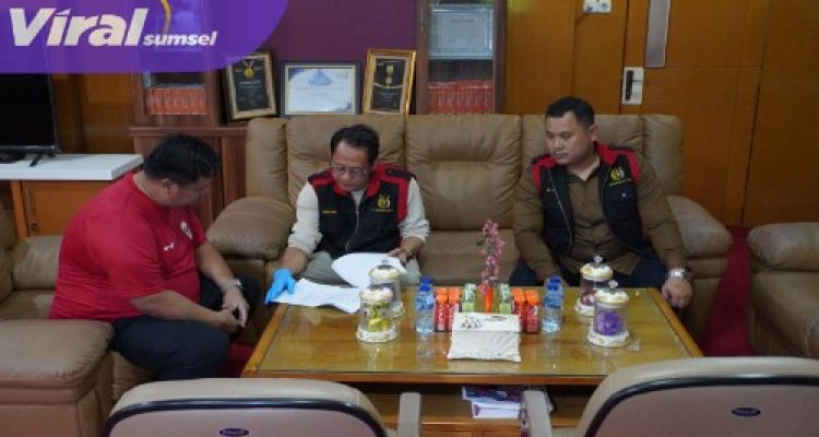 Tim penyidik pidsus kejati sumsel didampingi kasi pidsus kejari banyuasin saat geledah Kantor Dinas PUPR Banyuasin. Foto : Nto/Viralsumsel