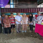 Anggota DPRD Lahat Balkisri di dampingi suaminya Saat berikan bantuan untuk korban kebakaran di Desa Tanah Pilih. Foto : Ant/Viralsumsel
