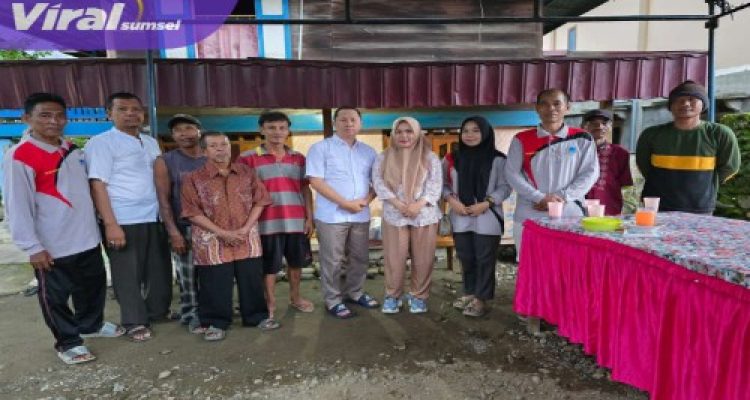 Anggota DPRD Lahat Balkisri di dampingi suaminya Saat berikan bantuan untuk korban kebakaran di Desa Tanah Pilih. Foto : Ant/Viralsumsel