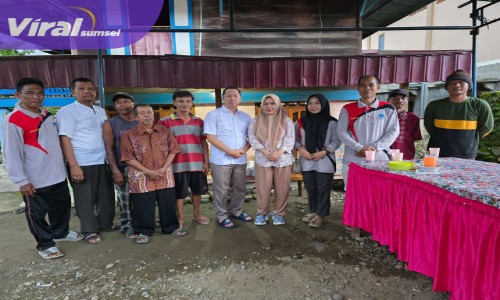 Anggota DPRD Lahat Balkisri di dampingi suaminya Saat berikan bantuan untuk korban kebakaran di Desa Tanah Pilih. Foto : Ant/Viralsumsel