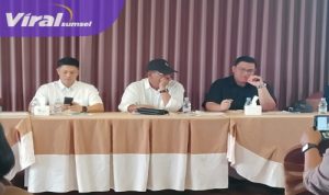 Apan, SH Berbaju Hitam Kuasa Hukum PT CAG Saat Keterangan Pers Foto : Nto/Viralsumsel