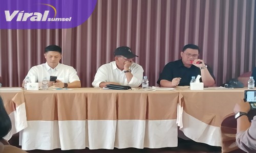 Apan, SH Berbaju Hitam Kuasa Hukum PT CAG Saat Keterangan Pers Foto : Nto/Viralsumsel