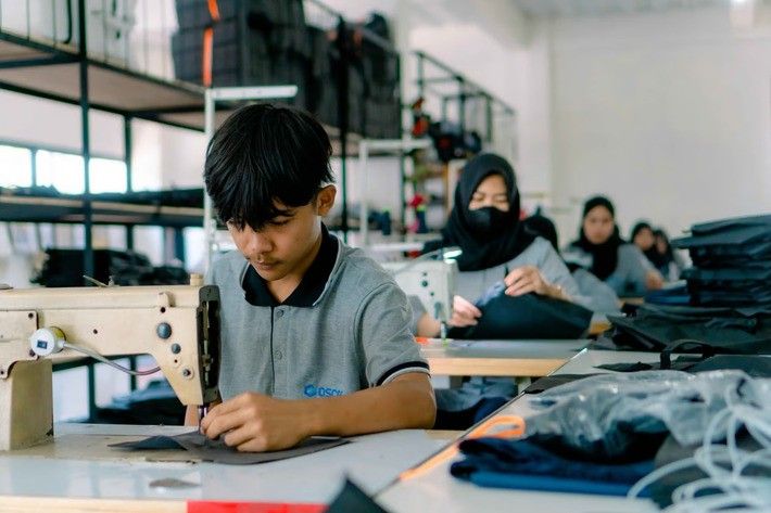 Pukulan Berat Bagi Tenaga Kerja: Industri Garmen Tutup Bertahap. Foto: viralsumsel.com