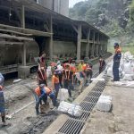 Tingkatkan Keselamatan Angkutan Barang, KAI Divre II Sumbar Bersihkan Jalur Bongkar Klinker di Teluk Bayur. Foto: viralsumsel.com