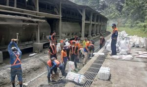 Tingkatkan Keselamatan Angkutan Barang, KAI Divre II Sumbar Bersihkan Jalur Bongkar Klinker di Teluk Bayur. Foto: viralsumsel.com Tingkatkan Keselamatan Angkutan Barang, KAI Divre II Sumbar Bersihkan Jalur Bongkar Klinker di Teluk Bayur. Foto: viralsumsel.com