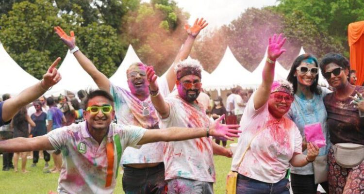 Festival Holi di Jakarta: Sebuah Perayaan Penuh Kebahagiaan, Warna, dan Warisan Budaya. Foto: viralsumsel.com