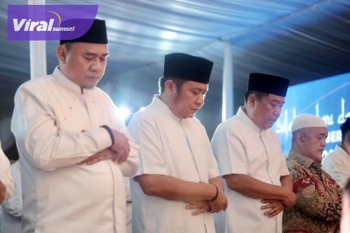 Ribuan Umat Muslim Ikuti Sholat Isya dan Tarawih Bareng HDCU, Gubernur Sumsel Ajak Jaga Persatuan! Foto : viralsumsel.com /win