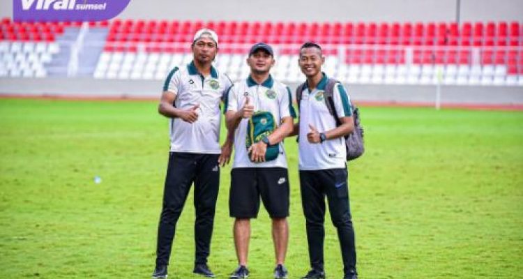 Coach Jarot (tengah), Sang Juru Taktik Sumsel, Siap Ukir Sejarah di Kancah Nasional! Foto : viralsumsel.com /asa