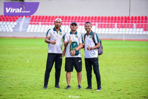 Coach Jarot (tengah), Sang Juru Taktik Sumsel, Siap Ukir Sejarah di Kancah Nasional! Foto : viralsumsel.com /asa