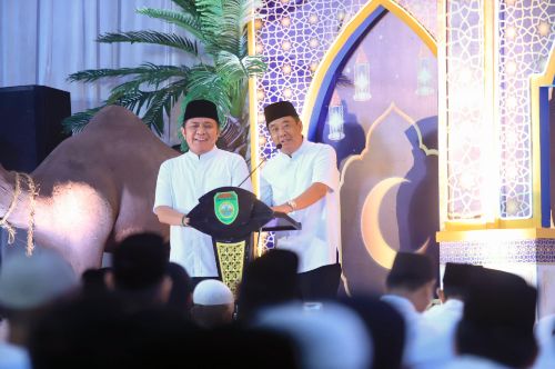 Pasangan Gubernur  dan Wakil Gubernur Sumsel H Herman Deru dan H Cik Ujang pada safari ramadhan hari pertama di Griya Agung Palembang, Jumat (28/2/2025) malam. 

Foto : viralsumsel.com /win