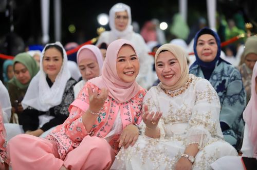 TP PKK Sumsel, Feby Deru, Wakil Ketua TP PKK Sumsel, Lidyawati Cik Ujang, Pada safari Ramadhan 1446 Hijriah perdana di Griya Agung. Foto : viralsumsel.com /win
