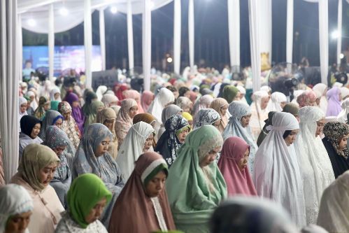 Ribuan jamaah sholat isya dan tarawih berjamaah mengawali safari Ramadhan 1446 Hijriah pasangan Gubernur dan Wagub Sumsel H Herman Deru dan H Cik Ujang di Griya Agung Palembang, Jumat (28/2/2025) malam. Foto : viralsumsel.com /win