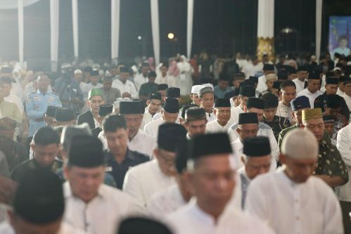 Ribuan jamaah sholat isya dan tarawih berjamaah mengawali safari Ramadhan 1446 Hijriah pasangan Gubernur dan Wagub Sumsel H Herman Deru dan H Cik Ujang di Griya Agung Palembang, Jumat (28/2/2025) malam. Foto : viralsumsel.com /win